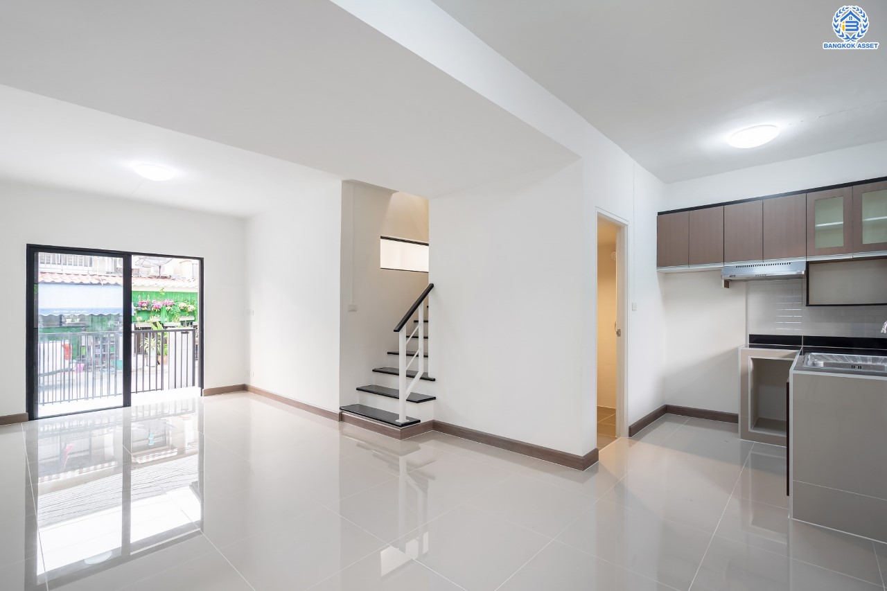 ทาวน์เฮ้าส์มือสอง ย่านนนทบุรี  ม.พฤกษา54 วงแหวน-คลองถนน บ้านพร้อมอยู่สไตล์โมเดิร์น ฟังก์ชัน 3 ห้องนอน 2 ห้องน้ำ จอดรถได้ 1 คัน เนื้อที่ 17.6 ตร.ว. บนทำเลศักยภาพ เชื่อมต่อถนนกาญจนาฯ ใกล้เซ็นทรัลเวสต์เกต รถไฟฟ้าสายสีม่วง "สถานีตลาดบางใหญ่" และ ทางด่วน "ศรีรัช"